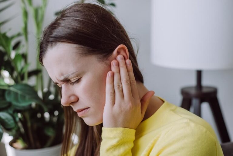 Women with ear pain or jaw pain due to toothache