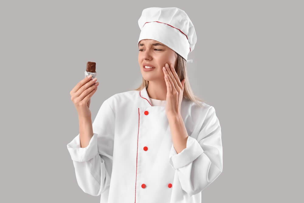 Chef eating chocolate but she failed tooth pain due to eating chocolate 